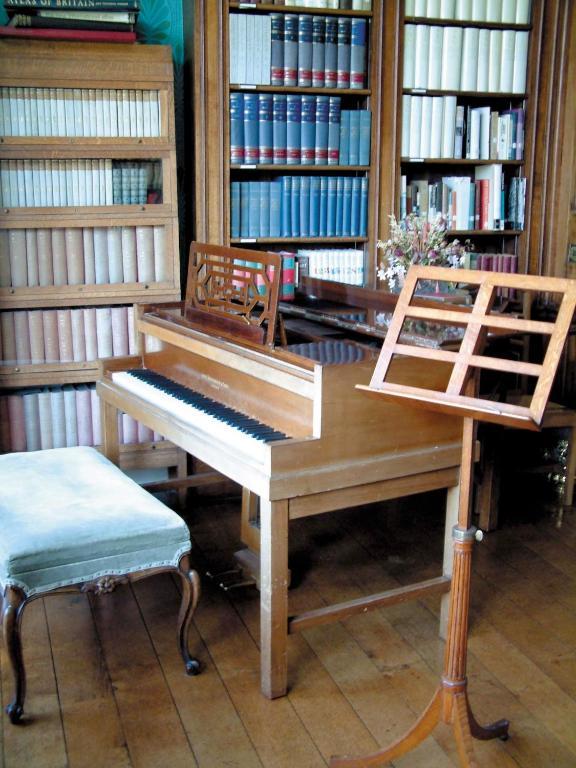 Гостьовий будинок Gregynog Hall Tregynon Екстер'єр фото