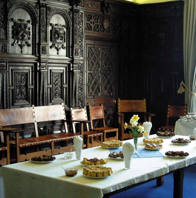 Гостьовий будинок Gregynog Hall Tregynon Екстер'єр фото